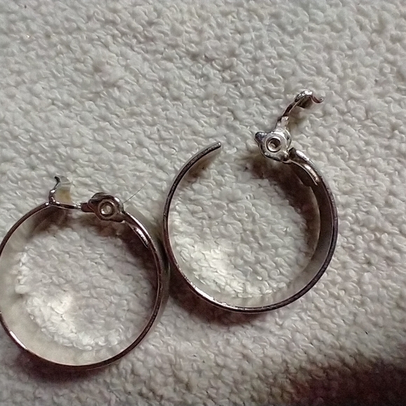 Silvertone clip wide large hoop earrings matte finish - Picture 4 of 4